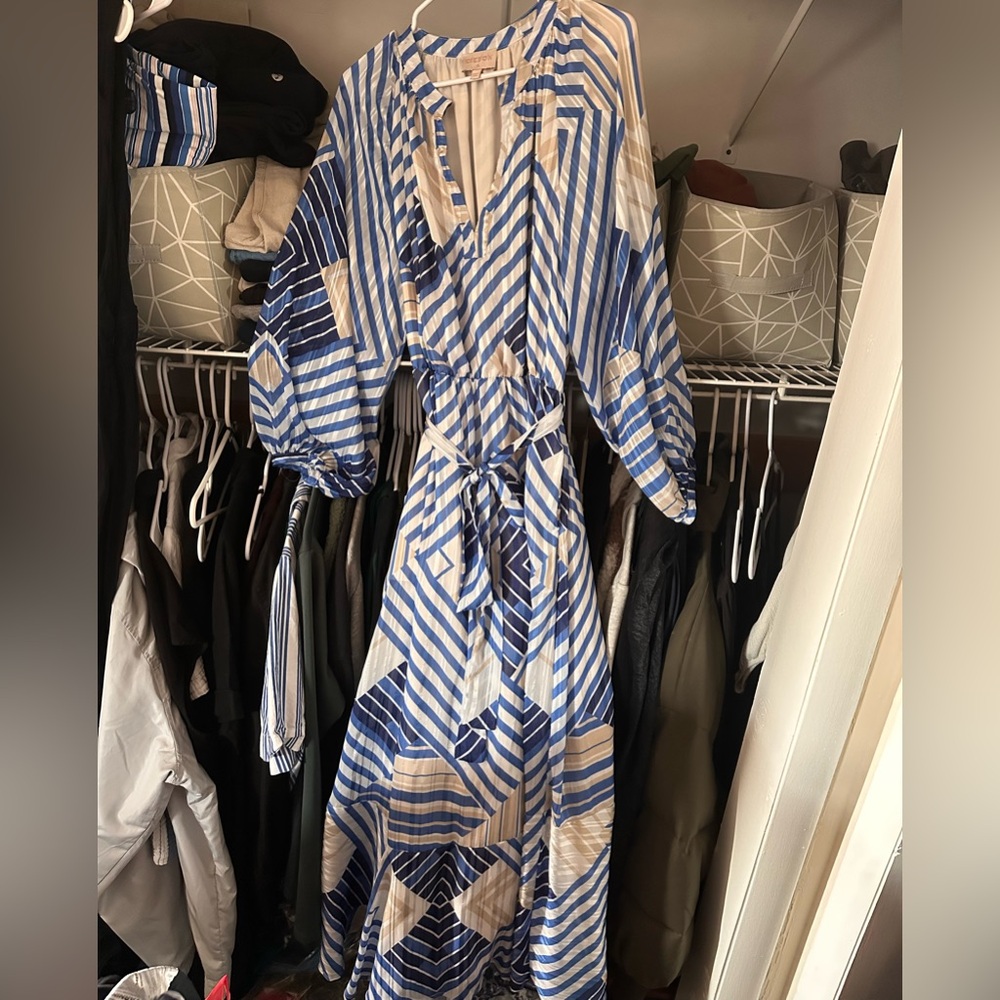 Elegant Blue and White Geometric Midi Dress - Picture 4 of 5